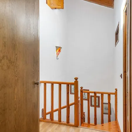 Дом отдыха Captivating Mansion In Planolas With Balcony