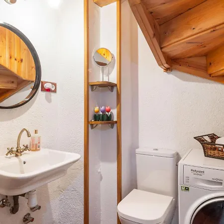 Дом отдыха Captivating Mansion In Planolas With Balcony Планолес