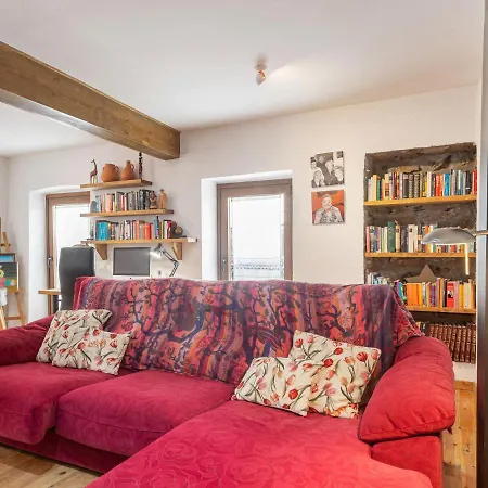 Дом отдыха Captivating Mansion In Planolas With Balcony Планолес